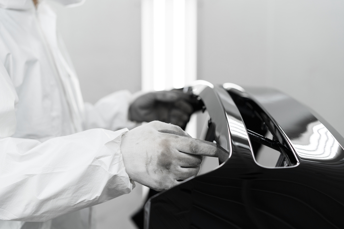 Pintura parcial del vehicle per restaurar o renovar l’aspecte de zones específiques de la carrosseria.