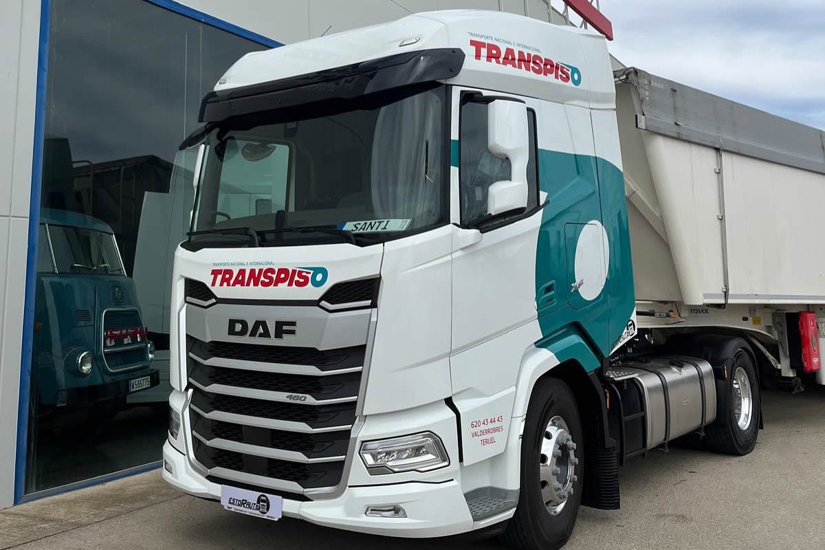 Exemple de projecte de retolació per a un client dedicat al transport nacional, amb aplicació frontal i lateral del logotip corporatiu a la cabina d’un camió.