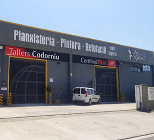 Façana exterior de Tallers Codorniu a Amposta, taller oficial CertifiedFirst especialitzat en planxisteria, pintura i retolació de vehicles.